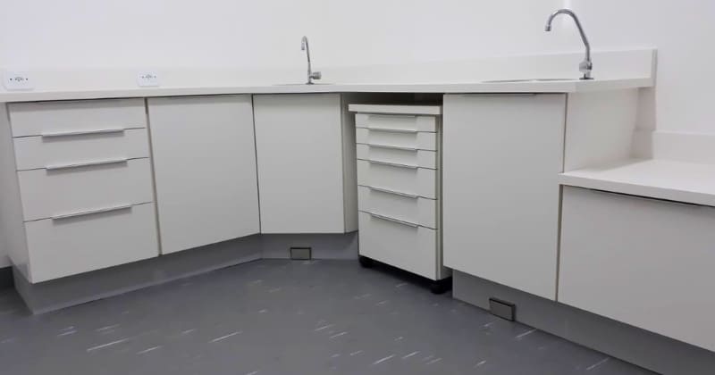 Armário odontológico Mônaco MB1 branco com rodapé cinza e puxadores slim