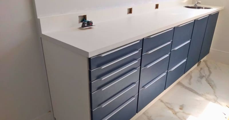 Armário odontológico Mônaco MC5 branco com frentes em azul-marinho
