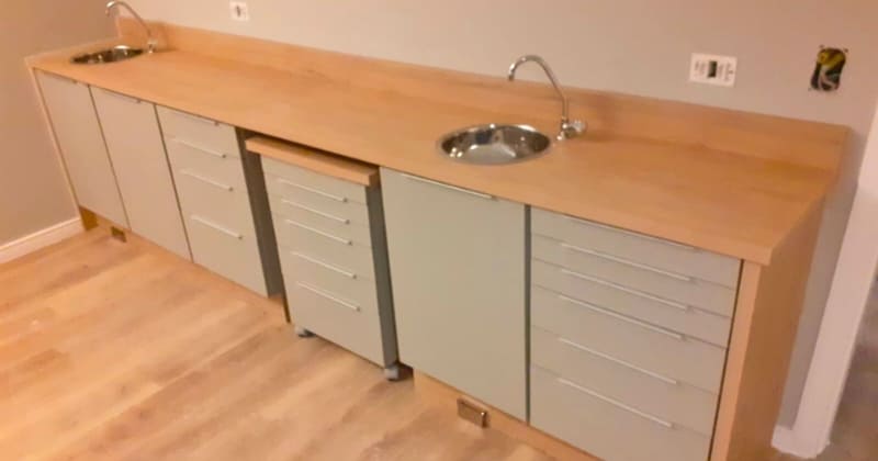 Armário odontológico Mônaco MM10 cinza claro com tampo e rodapé madeirados