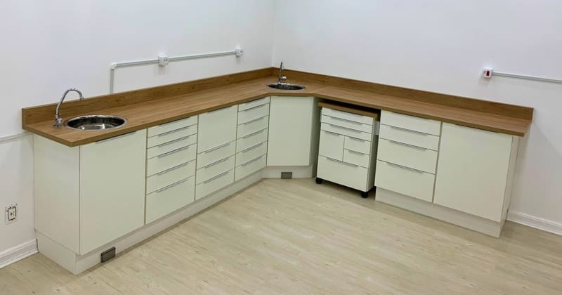 Armário odontológico Mônaco MM5 branco com tampo madeirado, duas pias, gaveteiros e mesa auxiliar